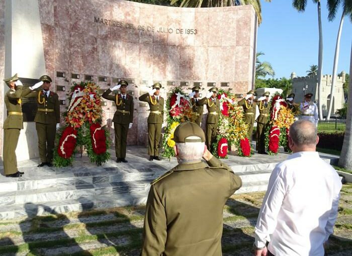 Una representación del pueblo santiaguero, con la presencia del Comandante de la Revolución Ramiro Valdés Menéndez, le rindió tributo de recordación a la Generación del Centenario, y al líder de la Revolución Cubana, Fidel Castro Ruz.