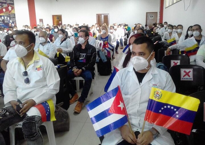 La doctora Ileana Roca Pedroso, al frente del equipo, informó que se dirigen hacia las provincias de Mayabeque y Ciego de Ávila, territorio último donde laborará el grueso de la Brigada, dado el significativo incremento de los casos positivos al SARS-CoV-2.