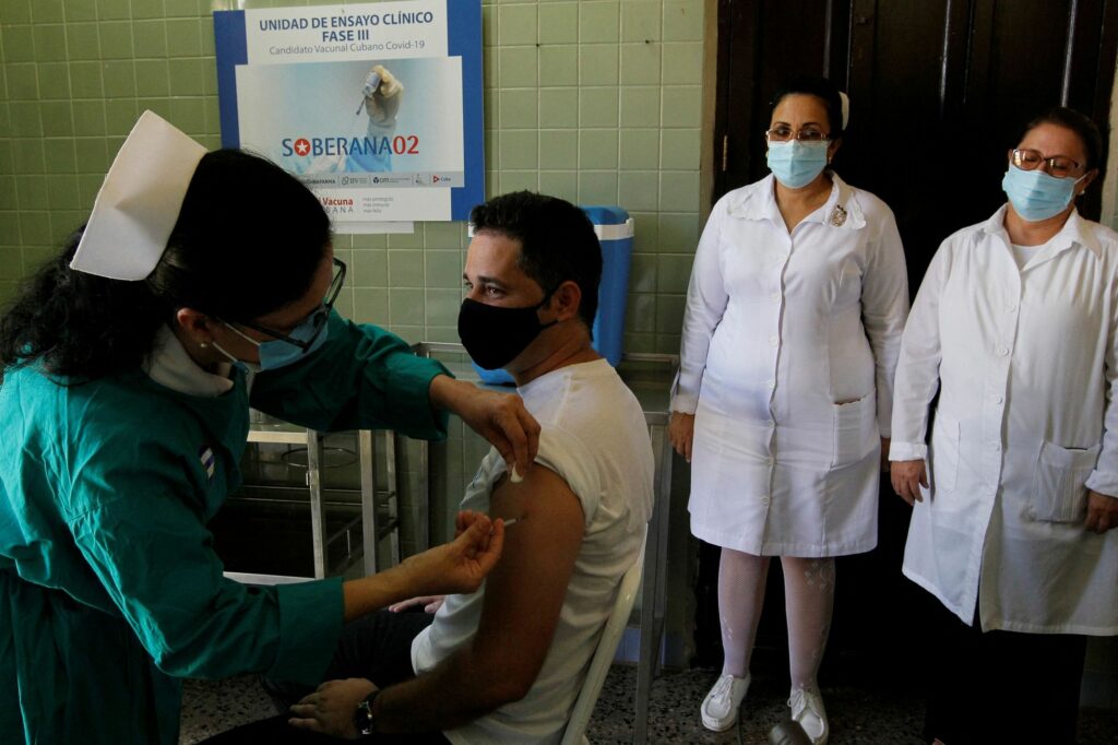 El titular del Grupo BioCubaFarma, Eduardo Martínez, detalló que los primeros cuatro municipios en los cuales culminó el proceso de inmunización (San Miguel del Padrón, Regla, Habana del Este y Guanabacoa) se evidencian resultados relevantes.