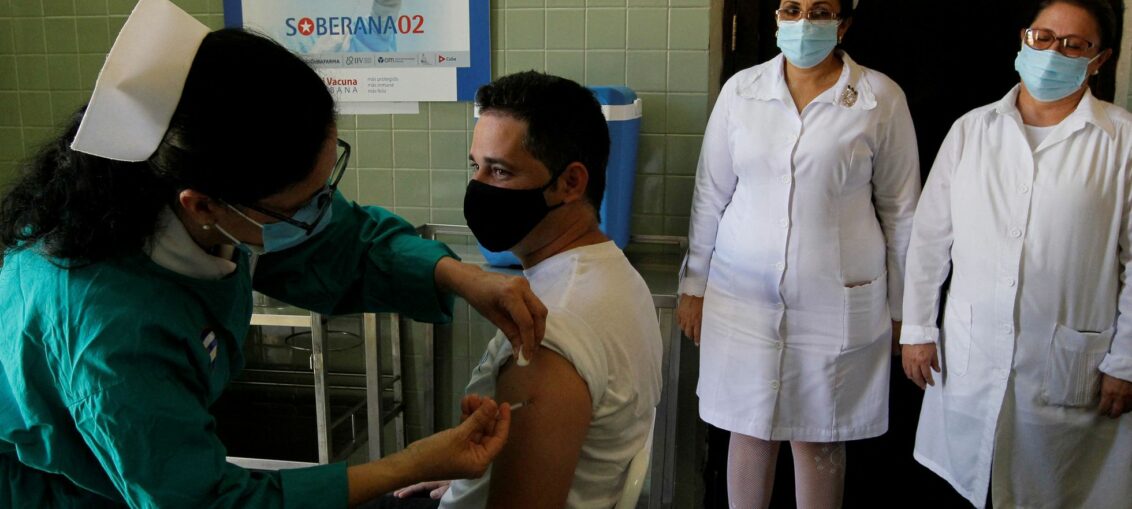 El titular del Grupo BioCubaFarma, Eduardo Martínez, detalló que los primeros cuatro municipios en los cuales culminó el proceso de inmunización (San Miguel del Padrón, Regla, Habana del Este y Guanabacoa) se evidencian resultados relevantes.