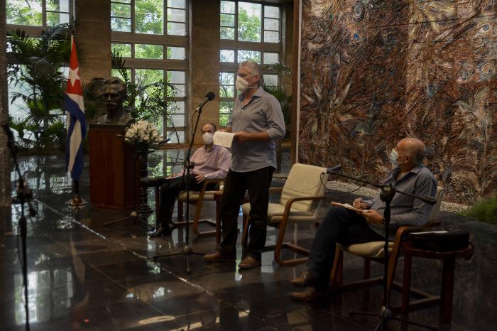 En un encuentro que no será el último y que tuvo lugar, este jueves, desde el Palacio de la Revolución, Miguel Díaz-Canel Bermúdez, conversó con periodistas cubanos sobre el valor de la comunicación en los difíciles y decisorios días que corren.