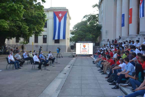 El Primer Secretario del Comité Central del Partido Comunista de Cuba y Presidente de la República, Miguel Díaz-Canel Bermúdez, sostiene encuentro con cerca de cien jóvenes de diferentes sectores en la histórica Universidad de La Habana.