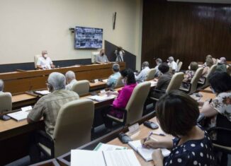 La doctora Ileana Morales Suárez, directora de Ciencia e Innovación del MINSAP realizó la presentación, que abarca acciones organizativas, como la constitución de grupos de trabajo para el seguimiento de los casos confirmados ingresados en el hogar