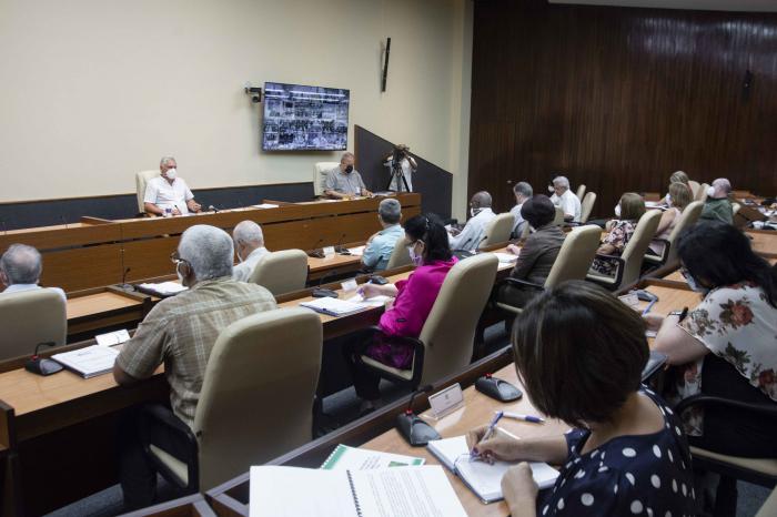 La doctora Ileana Morales Suárez, directora de Ciencia e Innovación del MINSAP realizó la presentación, que abarca acciones organizativas, como la constitución de grupos de trabajo para el seguimiento de los casos confirmados ingresados en el hogar