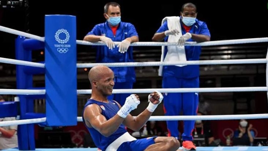 Cuando Roniel Iglesias terminó la pelea por la medalla de oro se arrodilló y acarició los aros olímpicos dibujados en el cuadrilátero. Es un gesto que simboliza toda una carrera marcada desde hoy por su segundo título en citas estivales.