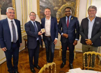 El presidente del Instituto Cubano de Amistad con los Pueblos (ICAP), Fernando González Llort, recibió la medalla del parlamento de Francia de manos del Francois Michel Lambert, jefe del Grupo de Amistad en la cámara.