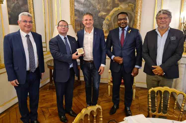 El presidente del Instituto Cubano de Amistad con los Pueblos (ICAP), Fernando González Llort, recibió la medalla del parlamento de Francia de manos del Francois Michel Lambert, jefe del Grupo de Amistad en la cámara.