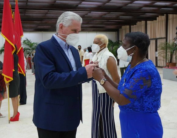 El mandatario cubano entregó la Bandera 28 de Septiembre a cinco zonas vanguardias, mientras que la distinción de igual nombre fue impuesta a hombres y mujeres destacados en diversos sectores de la sociedad.