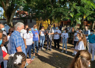 El presidente de Cuba, Miguel Díaz-Canel, recorrió este jueves la comunidad Libertad del municipio de La Lisa, uno de los más de 60 barrios de la capital que reciben la transformación de sus instituciones, servicios y viviendas.