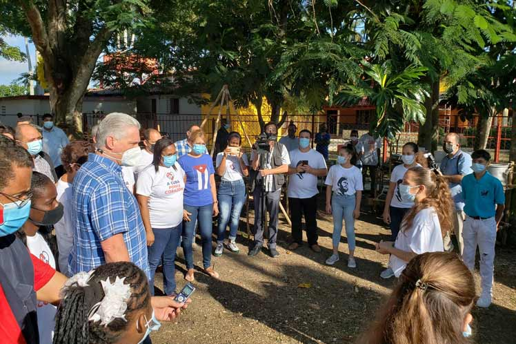 El presidente de Cuba, Miguel Díaz-Canel, recorrió este jueves la comunidad Libertad del municipio de La Lisa, uno de los más de 60 barrios de la capital que reciben la transformación de sus instituciones, servicios y viviendas.