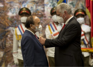 En el Palacio de la Revolución, Nguyen Xuan Phuc resaltó el honor y la emoción por recibir la distinción más alta que entrega el Estado cubano, al tiempo que destacó los lazos de solidaridad y amistad que unen a los dos partidos, estados y pueblos.