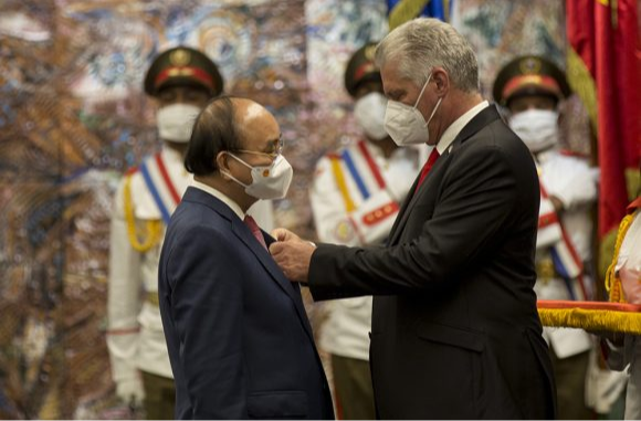 En el Palacio de la Revolución, Nguyen Xuan Phuc resaltó el honor y la emoción por recibir la distinción más alta que entrega el Estado cubano, al tiempo que destacó los lazos de solidaridad y amistad que unen a los dos partidos, estados y pueblos.