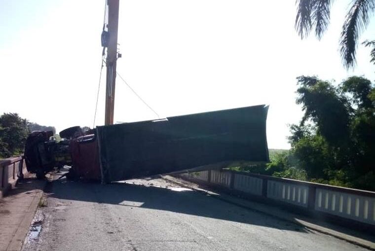 El accidente tuvo lugar al ocurrir una colisión entre un camión de Santiago de Cuba y otro vehículo similar, perteneciente a la Cooperativa de Producción Agropecuaria La Reforma, del municipio de Jatibonico.