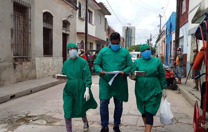 De los pacientes diagnosticados, 98 se encontraban asintomáticos, 909 tienen fuente de infección en casos confirmados, uno tiene fuente de infección en el extranjero y en dos personas se desconoce la fuente de contagio. Autóctonos 911.