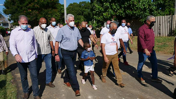 El Presidente de la República visitó este viernes el capitalino barrio "La Corbata" en el municipio Playa, para apreciar el avance de las transformaciones que operan en la localidad, coordinadas centralmente por el Ministerio de Turismo.