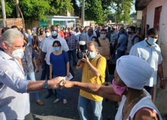 En su cuenta en twitter, el Presidente de la República expresó que "en decenas de comunidades desfavorecidas se labora intensamente. Viviendas, calles, parques, consultorios, escuelas, rostros, cambian de fisonomía. Se reparan locales y almas".