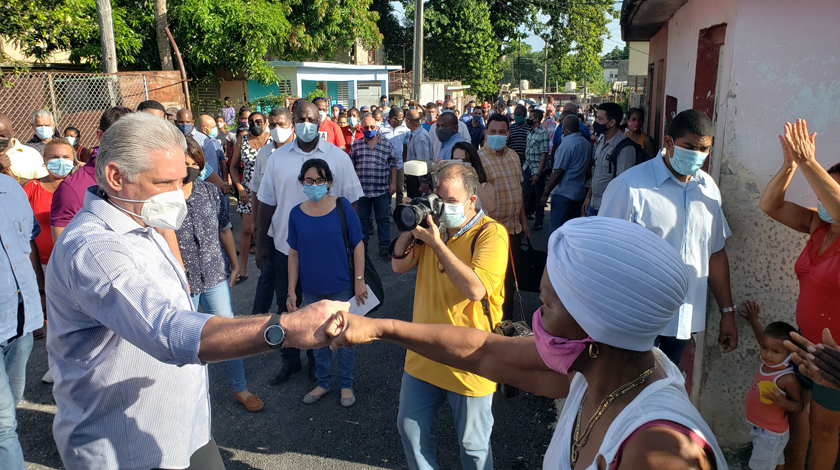 En su cuenta en twitter, el Presidente de la República expresó que "en decenas de comunidades desfavorecidas se labora intensamente. Viviendas, calles, parques, consultorios, escuelas, rostros, cambian de fisonomía. Se reparan locales y almas".