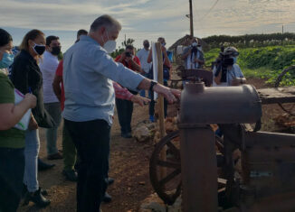 Así ocurrió en intercambio con integrantes de la Cooperativa Niceto Pérez de Güira de Melena, al este de Artemisa. El mandatario recorre la finca La Rebeca, dedicada a cultivos varios y donde se desarrollan prácticas para encarar el cambio climático.