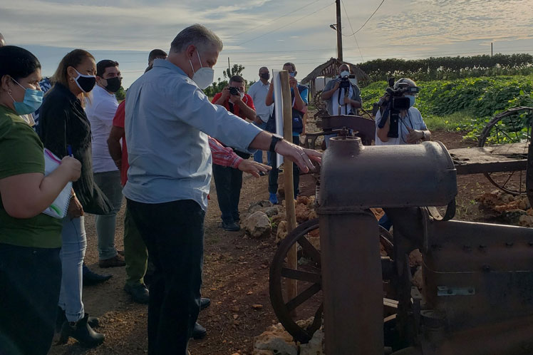 Así ocurrió en intercambio con integrantes de la Cooperativa Niceto Pérez de Güira de Melena, al este de Artemisa. El mandatario recorre la finca La Rebeca, dedicada a cultivos varios y donde se desarrollan prácticas para encarar el cambio climático.