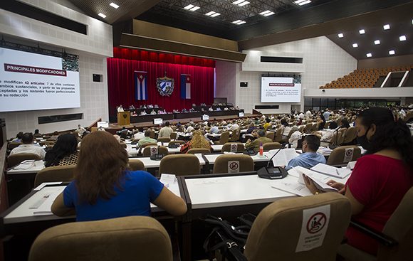 La Asamblea Nacional del Poder Popular debate 4 importantes proyectos de leyes relativos al proceso penal, los procesos administrativos, el Código de Procesos y de los Tribunales de Justicia, que dan paso “a una profunda reforma judicial y procesal.