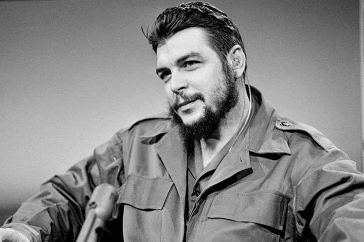 Entre 1965 y 1967, el guerrillero argentino-cubano combatió en el Congo y en Bolivia, en este último país fue capturado y asesinado por el ejército, bajo las órdenes de la Agencia Central de Inteligencia de los Estados Unidos.