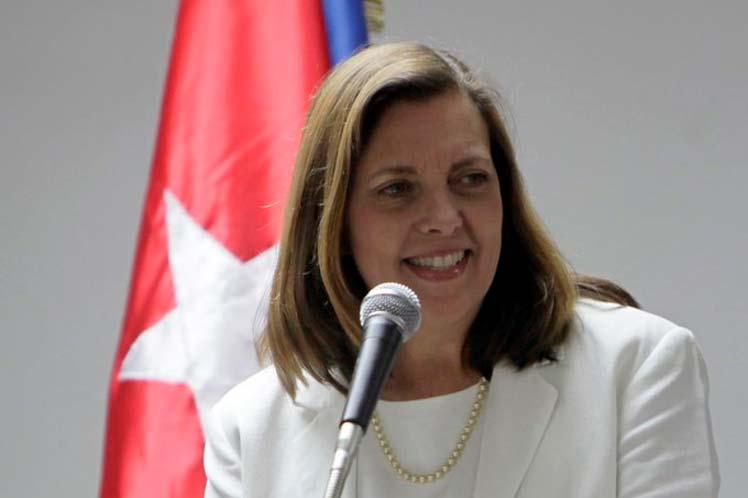 El presidente de Cuba, Miguel Díaz-Canel, felicitó hoy a la diplomática cubana Josefina Vidal, designada la víspera como nueva viceministra de Relaciones Exteriores de la isla antillana, a quien deseó éxitos en su gestión.