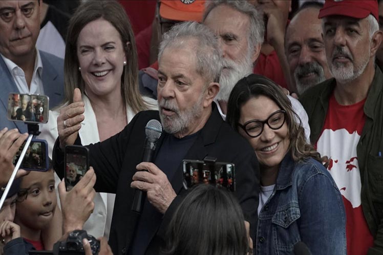 ¨Feliz este y todos los días de lucha que tienes por delante, querido hermano, vencedor del odio y de las trampas políticas. Un abrazo desde Cuba que te admira, para ti y tu amado Brasil¨, escribió el mandatario cubano Miguel Díaz-Canel Bermúdez.