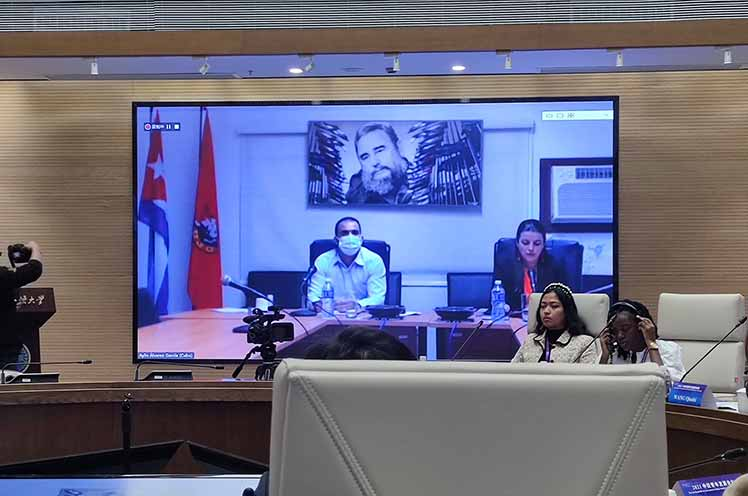 La primera secretaria de la UJC, Aylín Álvarez, destacó el rol de la juventud cubana en defensa de la Revolución. Durante su participación, de forma virtual, en un Foro de Desarrollo de Jóvenes, organizado por la Federación de la Juventud de China.