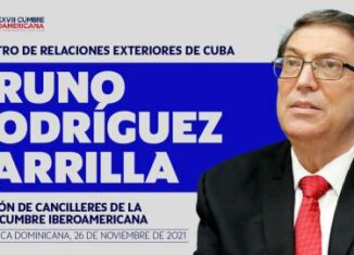 El jefe de la diplomacia cubana fue recibido en el Aeropuerto Internacional de Las Américas por el personal de protocolo y la embajadora cubana en esa nación, Milagros Carina Soto.