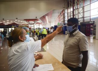 El presidente de Cuba, Miguel Díaz-Canel, afirmó este martes que el país no cerrará fronteras, pero reforzará el control de viajeros internacionales ante la aparición de la nueva variante del virus SARS-CoV-2, denominada Ómicron.