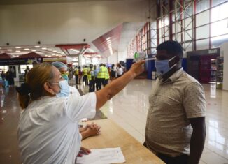El presidente de Cuba, Miguel Díaz-Canel, afirmó este martes que el país no cerrará fronteras, pero reforzará el control de viajeros internacionales ante la aparición de la nueva variante del virus SARS-CoV-2, denominada Ómicron.