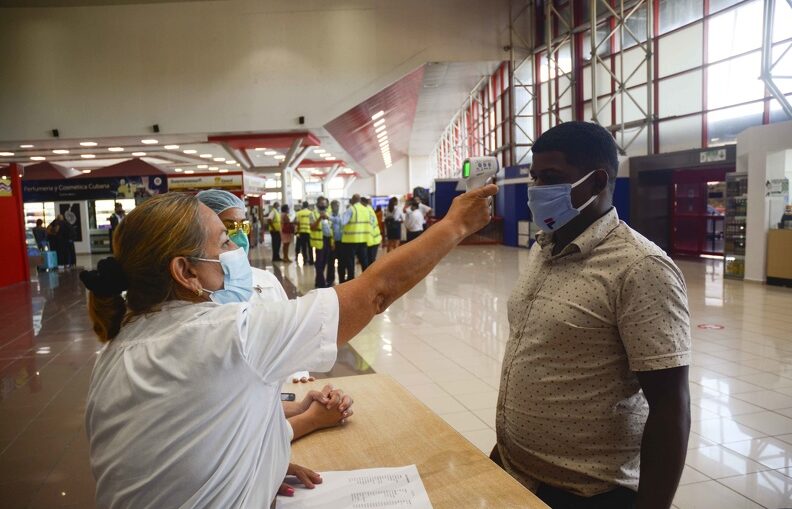 El presidente de Cuba, Miguel Díaz-Canel, afirmó este martes que el país no cerrará fronteras, pero reforzará el control de viajeros internacionales ante la aparición de la nueva variante del virus SARS-CoV-2, denominada Ómicron.