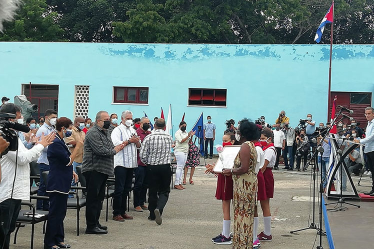 El Presidente de la República asistió a la escuela primaria Pedro Domingo Murillo, de la Ciudad Escolar Libertad, donde estudian alrededor de 490 alumnos de los más 700 mil que regresan a las aulas en todo el país.