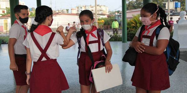 La reanudación del curso escolar, de manera presencial, con la mayoría de los estudiantes y trabajadores vacunados, esta matizada por la alegría de nuestros niños, adolescentes y jóvenes por el reencuentro con sus maestros y compañeros de estudio