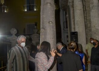 El Presidente de la República acompañó la peregrinación desde la Plaza de Armas hasta el Templete, acto ritual que, cada año, reúne a los habaneros alrededor de la ceiba sagrada y sitio fundacional donde se ofició la primera misa y surgió el primer cabildo.