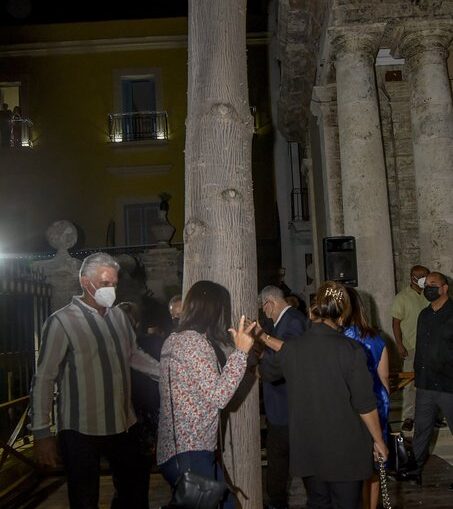 El Presidente de la República acompañó la peregrinación desde la Plaza de Armas hasta el Templete, acto ritual que, cada año, reúne a los habaneros alrededor de la ceiba sagrada y sitio fundacional donde se ofició la primera misa y surgió el primer cabildo.