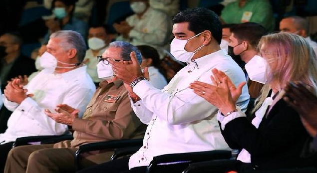 Estoy emocionado todavía y, les confieso una cosa, he llorado como todos aquí, así dijo el General de Ejército Raúl Castro Ruz a los niños de La Colmenita que, cuando se cumplieron cinco años de la partida física del Comandante en Jefe.
