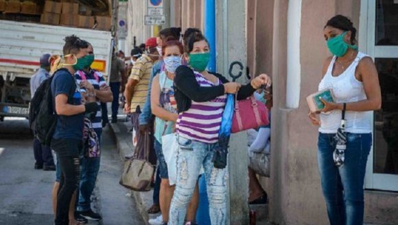 Se mantendrá la Libreta de Abastecimiento como mecanismo para regular la entrada a los establecimientos con la finalidad de adquirir productos regulados (pollo, aceite, detergente y cajita TV), independientemente del municipio donde se asista a comprar.