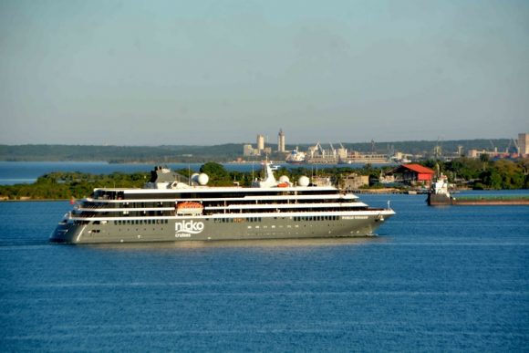 En su primer día en la Perla del Sur, los cruceristas visitarán una fábrica de tabacos, disfrutarán los atractivos del Palacio de Valle y el Club Cienfuegos, recorrerán el bulevar y el corredor Santa Isabel