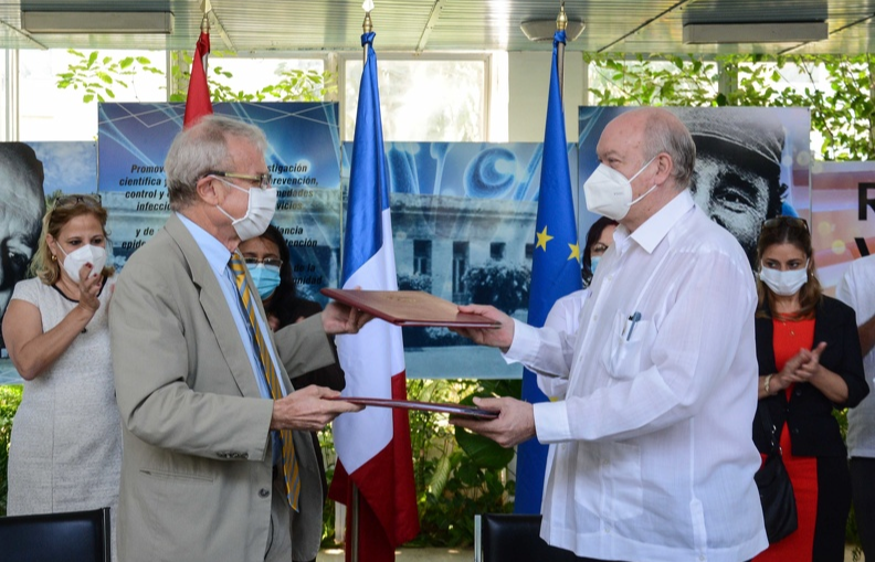 El Instituto de Medicina Tropical Pedro Kourí recibe el financiamiento de la Agencia Francesa para el Desarrollo para llevar a cabo el Proyecto de fortalecimiento de las capacidades nacionales de vigilancia y diagnóstico frente a las enfermedades infecciosas.