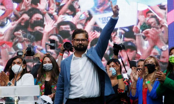 “Construir un país más solidario y justo” es la frase que ha repetido el presidente electo de Chile, Gabriel Boric Font, cuyo programa se sustenta sobre tres pilares: más participación del Estado, feminismo y ecologismo.