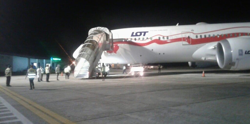 Con un vuelo con 289 pasajeros procedentes desde Varsovia y con Itaka como turoperador, la aerolínea polaca Lot inició hoy sus operaciones en el aeropuerto internacional Abel Santamaría de esta ciudad.