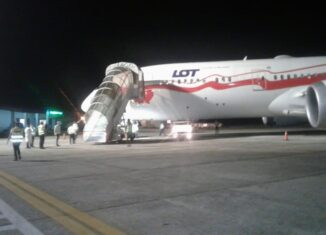 Con un vuelo con 289 pasajeros procedentes desde Varsovia y con Itaka como turoperador, la aerolínea polaca Lot inició hoy sus operaciones en el aeropuerto internacional Abel Santamaría de esta ciudad.