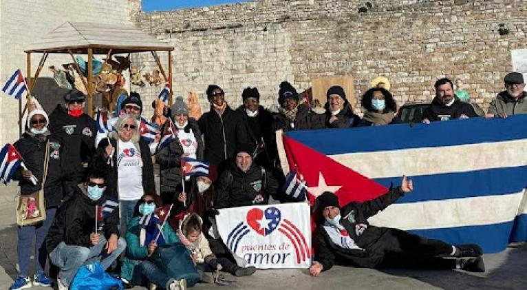 El recorrido comenzó hace cinco días con una asamblea pública en Asís, cuna de San Francisco, encabezada por Carlos Lazo, coordinador de Puentes de Amor; Michele Curto, presidente de Aicec; y Ada Galano, responsable de Conaci.