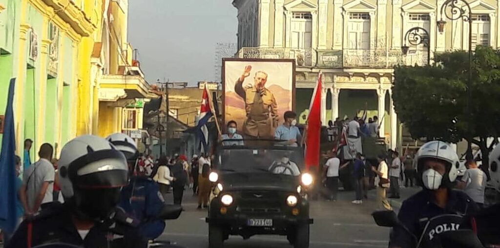 Entre banderas cubanas y del 26 de Julio, vivas a Fidel, al General de Ejército Raúl Castro y a los pinos nuevos, los lugareños volvieron a vibrar de emoción con las palabras expresadas en aquella fría madrugada de 1959