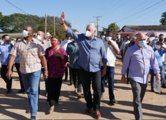 Al visitar el Consejo Popular Ceballos el mandatario instó a los vecinos a aportar sus criterios para establecer prioridades, controlar y participar en esos esfuerzos, con el propósito de garantizar la calidad y sostenibilidad de las tareas que se realizan.