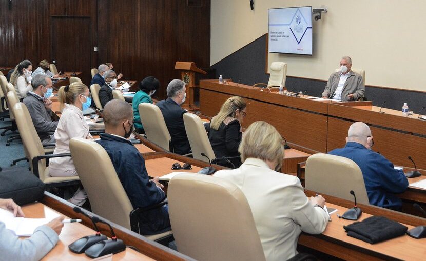 Miguel Díaz-Canel Bermúdez, evaluó la implementación del Sistema de Gestión de Gobierno basada en Ciencia e Innovación en el Ministerio de Finanzas y Precios en encuentro que sostuvo con directivos de ese ministerio y miembros de instituciones científicas y universidades.