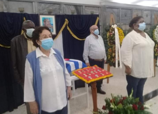 Ofrendas florales del General de Ejército Raúl Castro Ruz, y del primer secretario del Comité Central y presidente de la República, Miguel Díaz-Canel presidieron las honras fúnebres del expedicionario del yate Granma, Esteban Sotolongo Pérez.