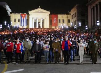 El General de Ejército, Raúl Castro, y el presidente de Cuba, Miguel Díaz-Canel, participaron este jueves en la tradicional Marcha de las Antorchas, homenaje al Héroe Nacional José Martí en el aniversario 169 de su natalicio.