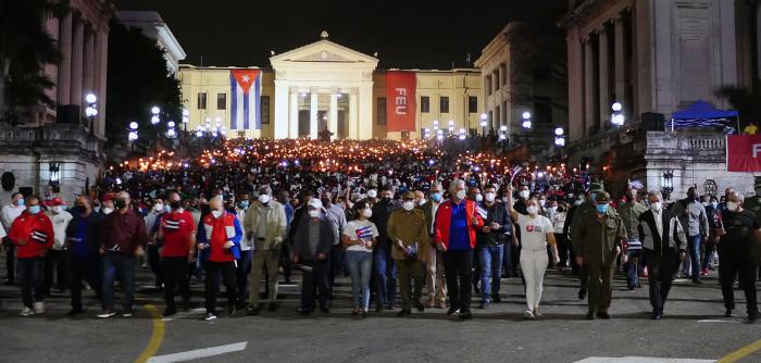 El General de Ejército, Raúl Castro, y el presidente de Cuba, Miguel Díaz-Canel, participaron este jueves en la tradicional Marcha de las Antorchas, homenaje al Héroe Nacional José Martí en el aniversario 169 de su natalicio.